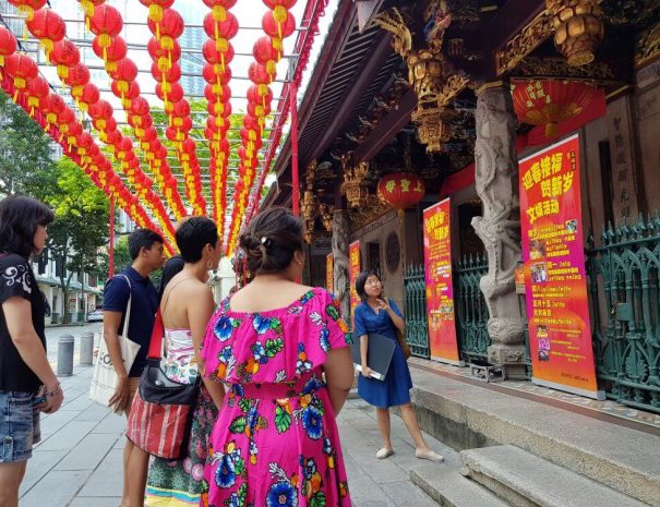 Travelers on a Singapore Day Tour at Thian Hock Kheng