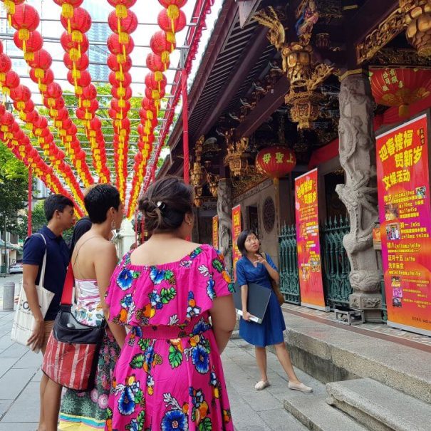 Travelers on a Singapore Day Tour at Thian Hock Kheng