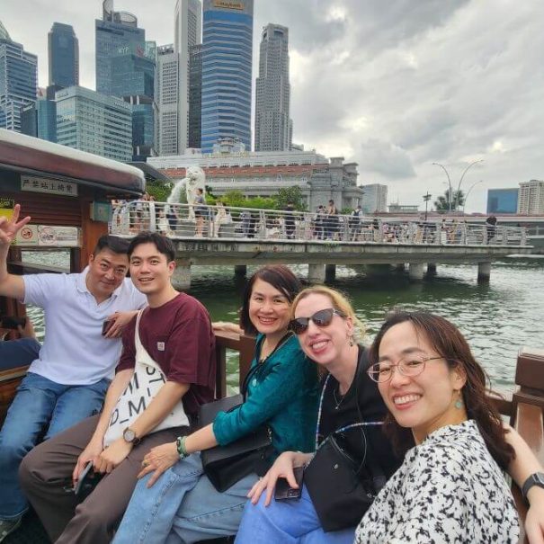 culture-curious-singapore-tour-guide-with-travellers-on-singapore-river-cruise