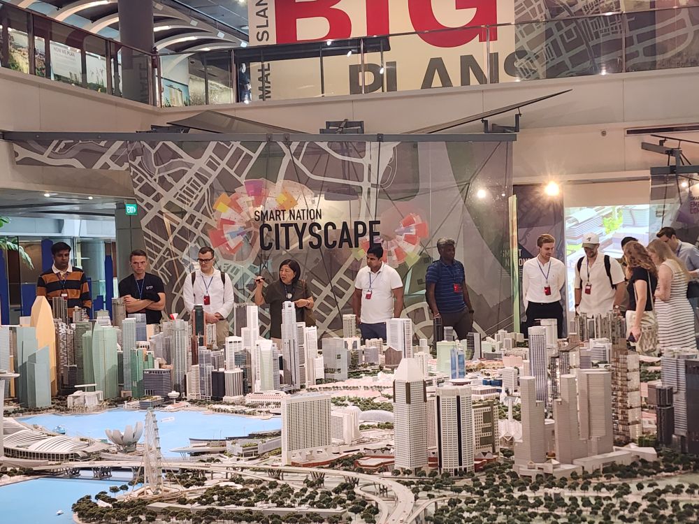 Culture-Curious-Singapore-tour-guide-delivering-an-urban-planning-and-public-housing-tour.