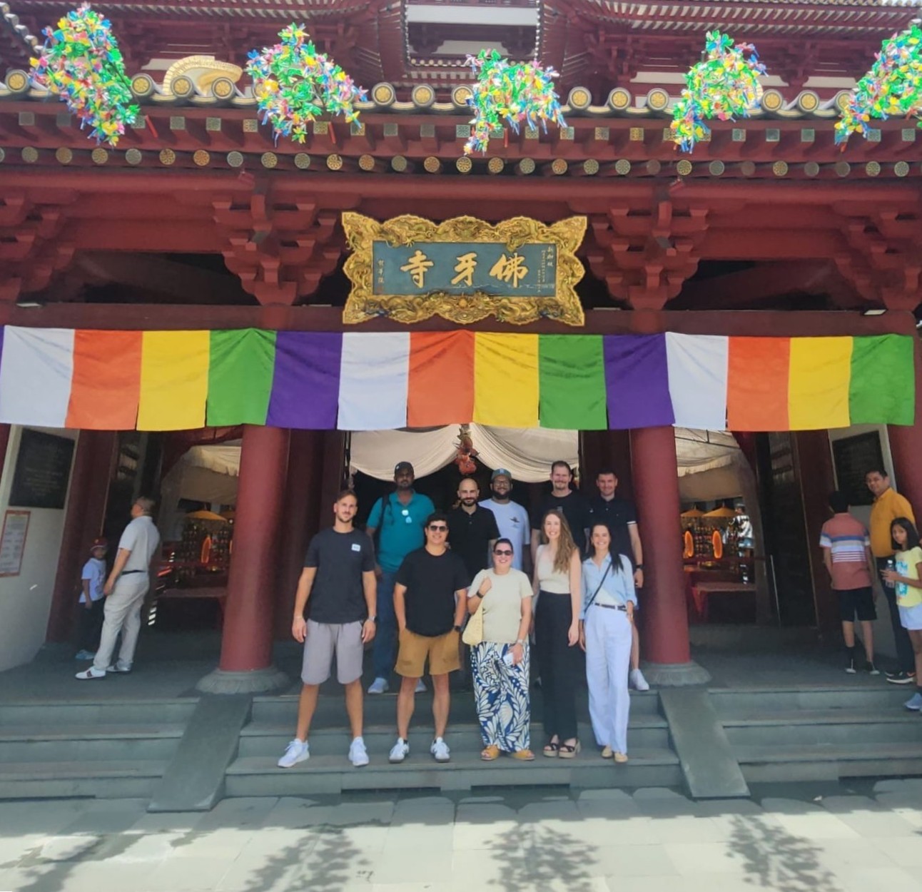 Group-at-Buddha-Tooth-Relic-Temple-on-a-food-tour