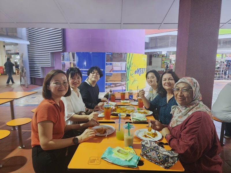 Corporate-group-on-Singapore-Food-Tour-in-Chinatown-and-Little-India