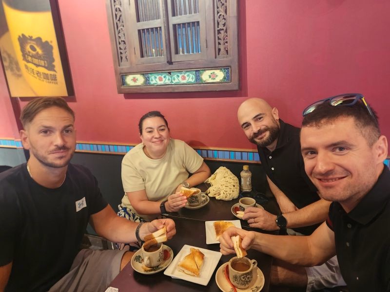 Corporate-group-on-Singapore-Food-Tour-in-Chinatown-and-Little-India