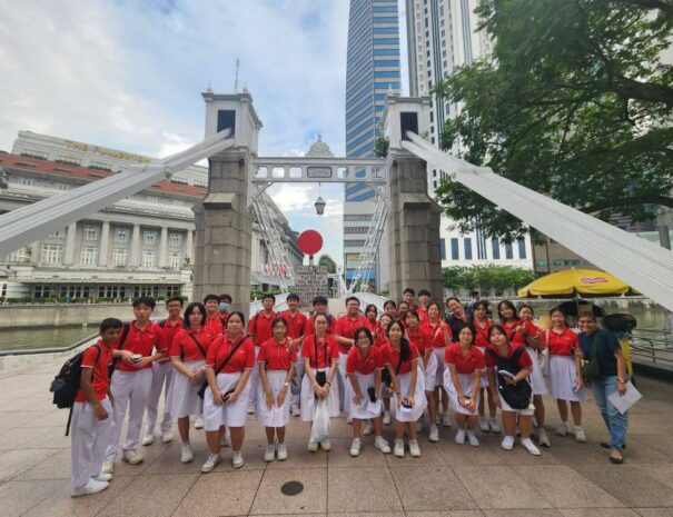 Students-at-Cavenagh-Bridge-on-a-Civic-District-Learning-Journey