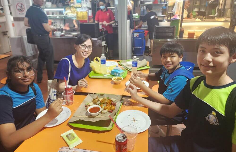 Students-enjoying-tastings-on-a-Little-India-Learning-Journey