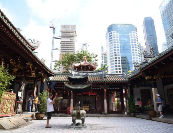 Man-praying-in-Thian-Hock-Kheng-temple
