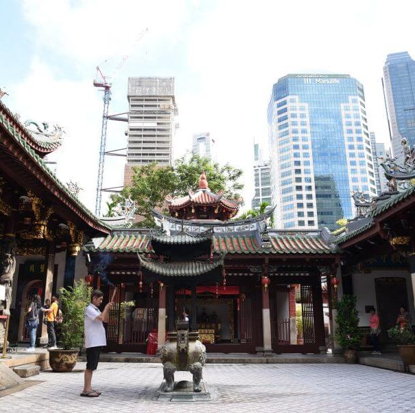 Man-praying-in-Thian-Hock-Kheng-temple