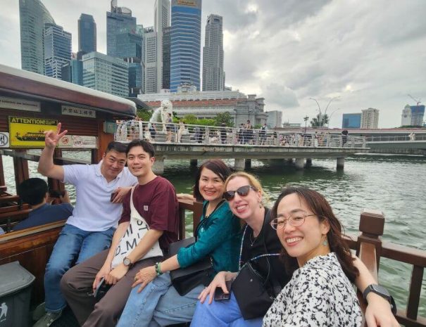 First-time-visitors-on-a-Singapore-river-cruise-private-tour