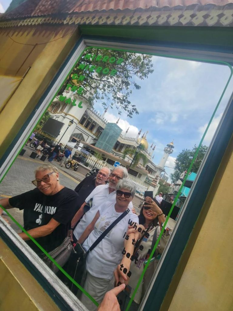 Singapore-Tour-Guide-with-travellers-in-Kampong-Glam