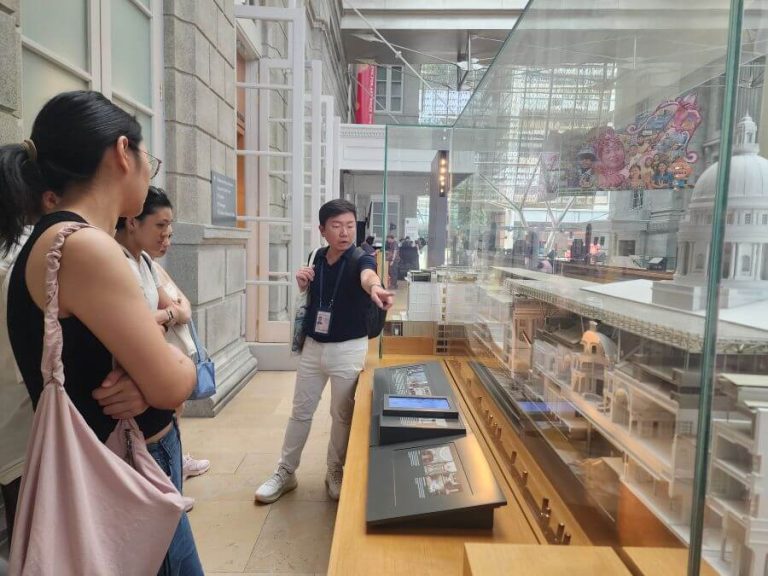 Tour-guide-singapore-engaging-travellers-on-civic-district-tour
