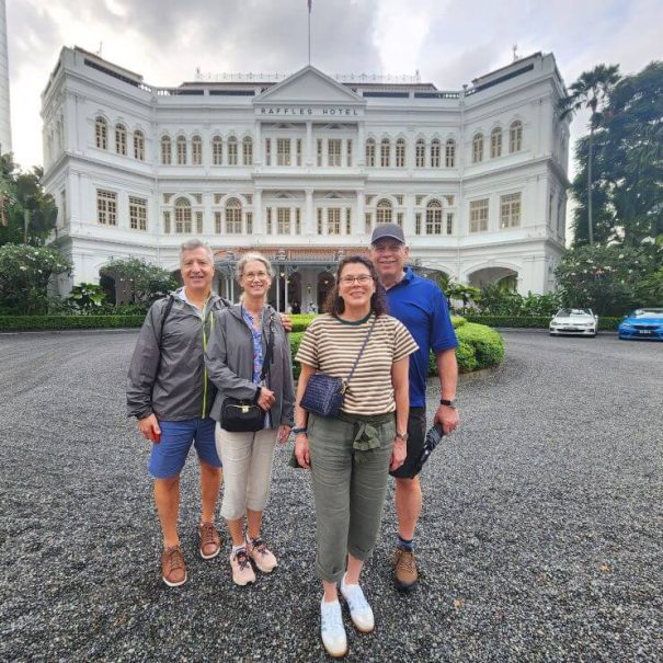 Travellers-see-Raffles-Hotel-on-Culture-Curious-Singapore-City-Tour