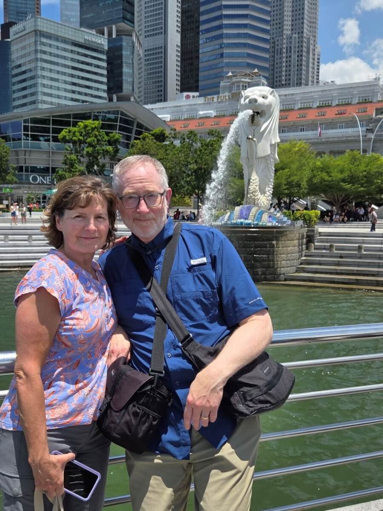 couple-at-merlion-park-on-culture-curious-singapore-city-tour