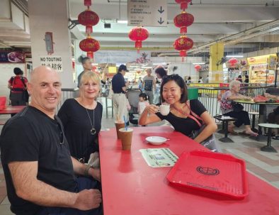 culture-curious-singapore-tour-guide-showing-travellers-to-hawker-cente