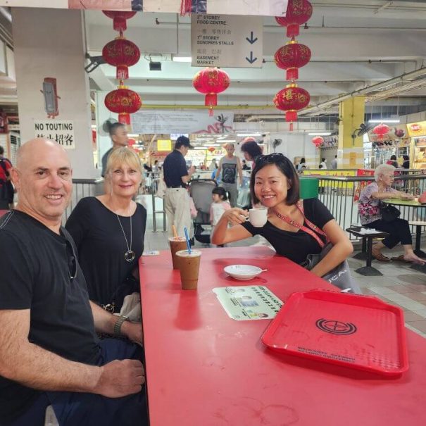 culture-curious-singapore-tour-guide-showing-travellers-to-hawker-center