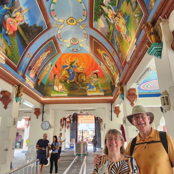 travellers-visiting-sri-mariamman-temple-with-singapore-tour-guide